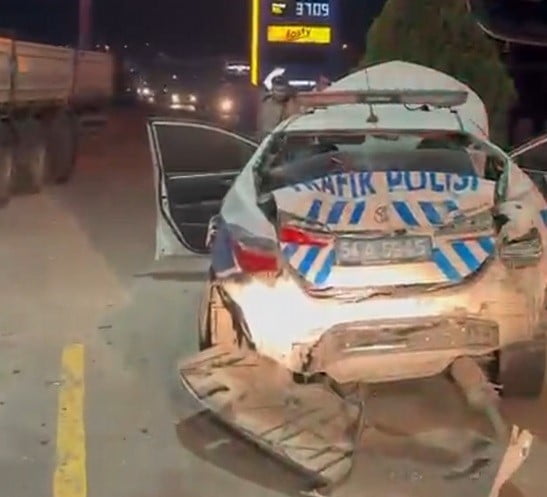 SAKARYA'DA KONTROLDEN ÇIKAN ÇEKİCİ, OTOMOBİL VE POLİS OTOSU OLMAK ÜZERE 3 ARACA ÇARPARAK...