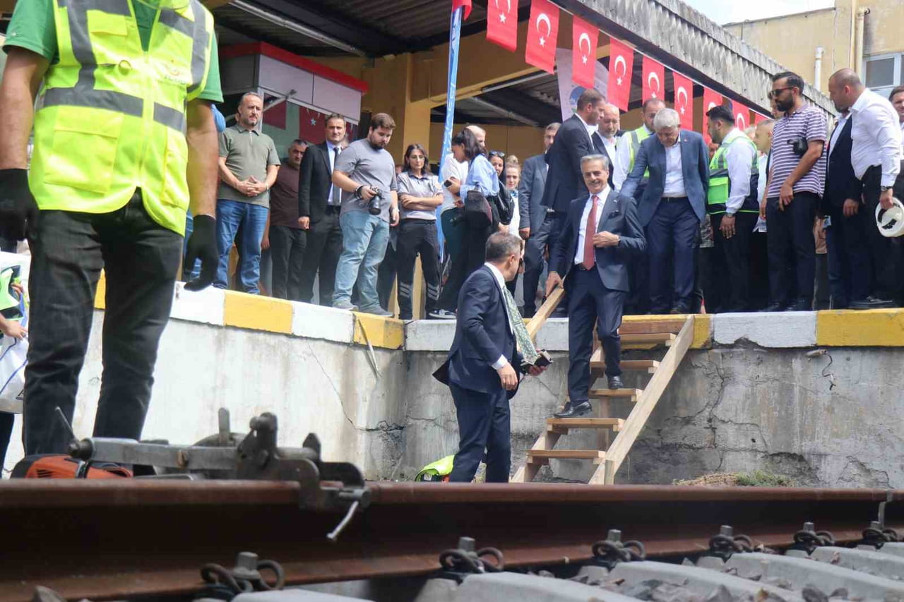 SAKARYA'DA ŞEHİR MERKEZİNDEKİ TREN RAYLARINI YER ALTINA ALARAK BÖLGEYİ SOSYAL ALANA DÖNÜŞTÜRECEK...