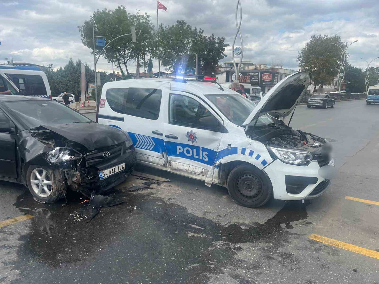 SAKARYA'NIN ADAPAZARI İLÇESİNDE POLİS ARACI İLE OTOMOBİLİN ÇARPIŞMASI NETİCESİNDE MEYDANA GELEN...