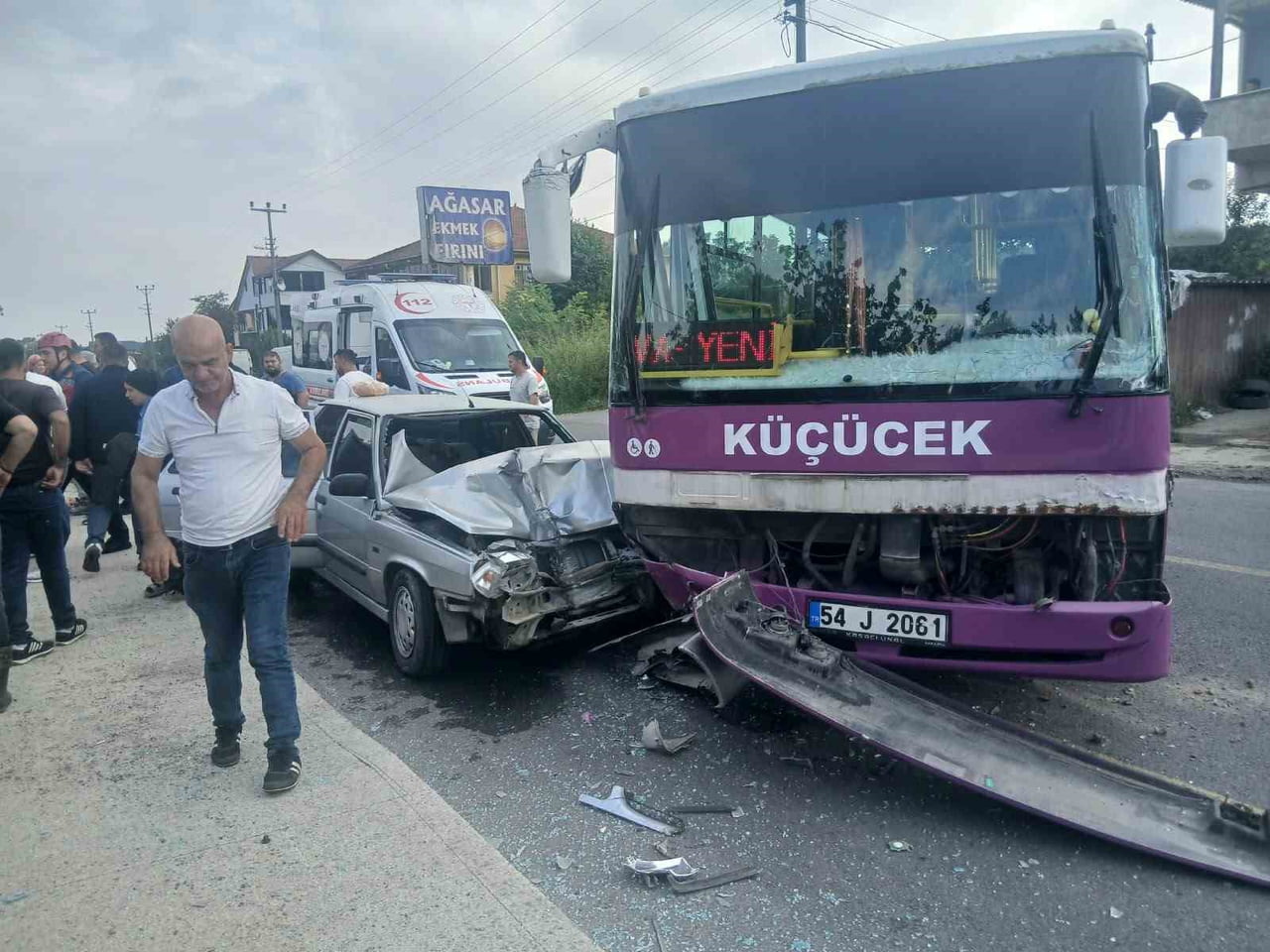 SAKARYA'NIN AKYAZI İLÇESİNDE HALK OTOBÜSÜ İLE OTOMOBİLİN ÇARPIŞMASI SONUCU MEYDANA GELEN TRAFİK...