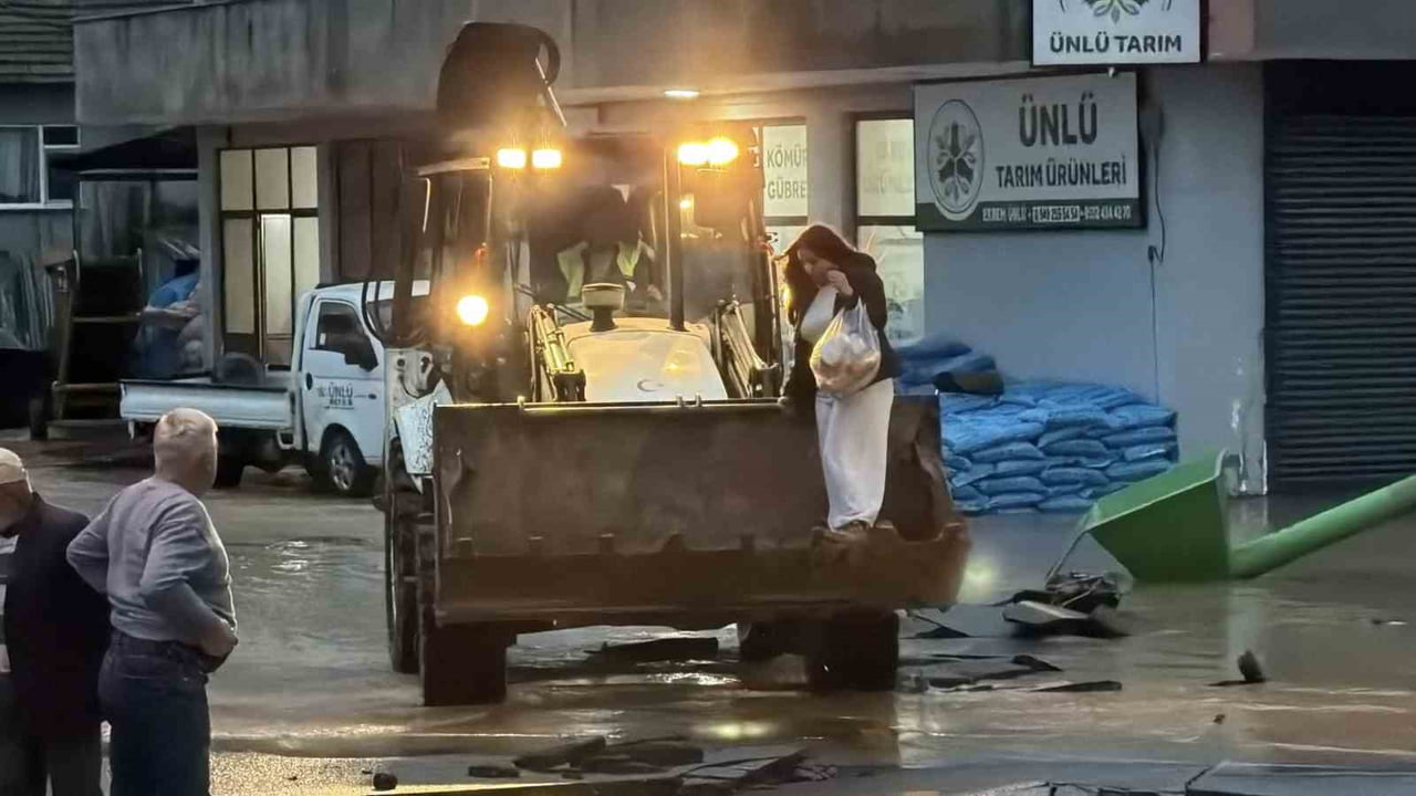 SAKARYA'NIN KARASU İLÇESİNDE ETKİLİ OLAN KUVVETLİ SAĞANAK YAĞIŞIN ARDINDAN ADETA GÖLE DÖNEN...