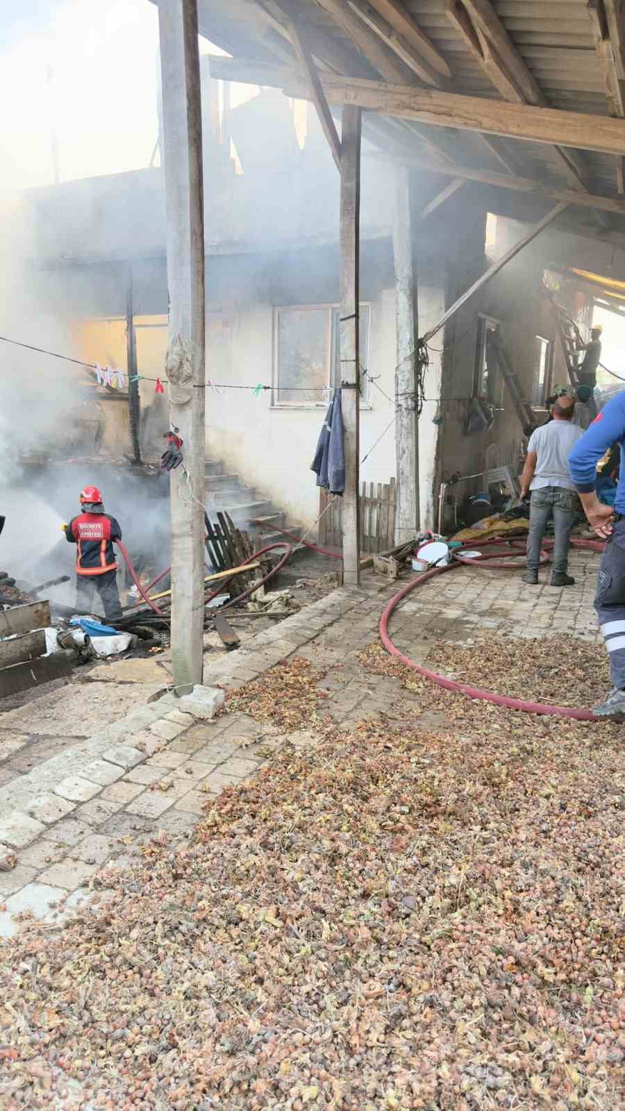 SAKARYA'NIN KAYNARCA İLÇESİNDE İKİ KATLI BİR EVDE ÇIKAN YANGIN, İTFAİYE EKİPLERİNİN MÜDAHALESİYLE...