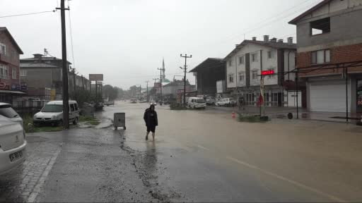 Sakarya'yı sağanak yağış vurdu: Yollar göle döndü, sürücüler zor anlar yaşadı
