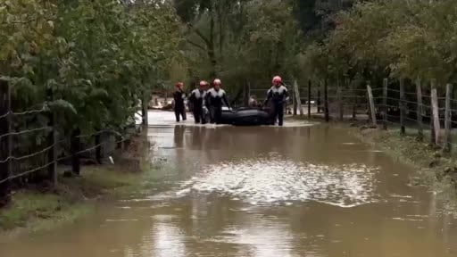 Sakarya'yı sağanak yağış vurdu: Yollar göle döndü, sürücüler zor anlar yaşadı
