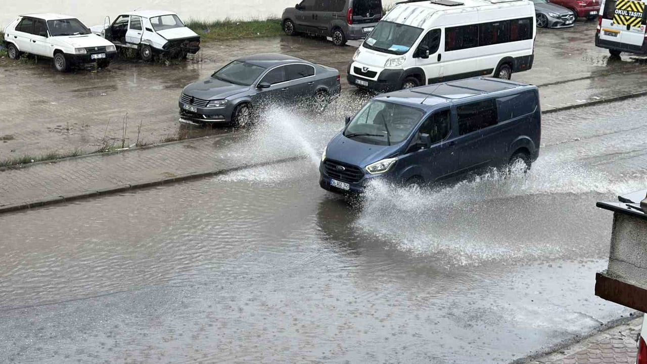 SAKARYA’DA ETKİSİNİ GÖSTEREN KUVVETLİ SAĞANAK YAĞIŞ, YOLLARDA SU BİRİKİNTİLERİNE SEBEP OLDU....