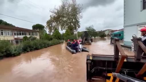 Sakarya’da selde mahsur kalan 4 kişi Sahil Güvenlik ekiplerince kurtarıldı