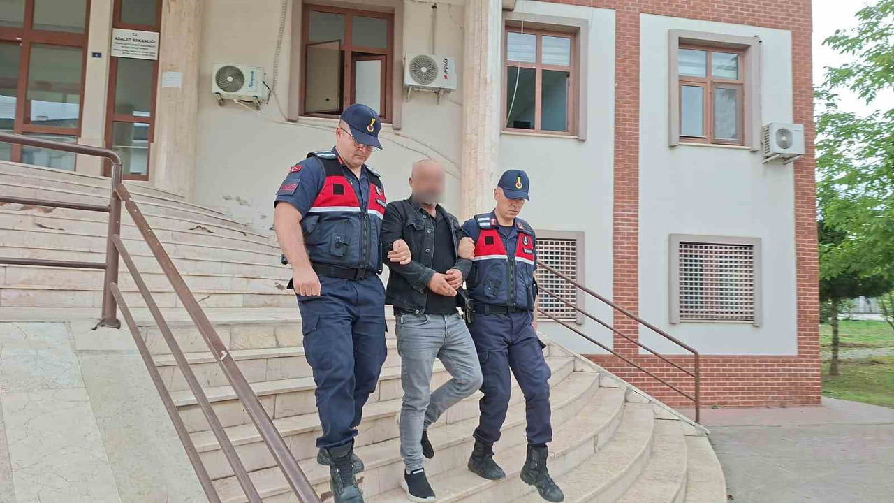 SAKARYA’NIN AKYAZI İLÇESİNDE DÜZENLENEN UYUŞTURUCU OPERASYONUNDA EVİNDEN 295 GRAM METAMFETAMİN ELE...