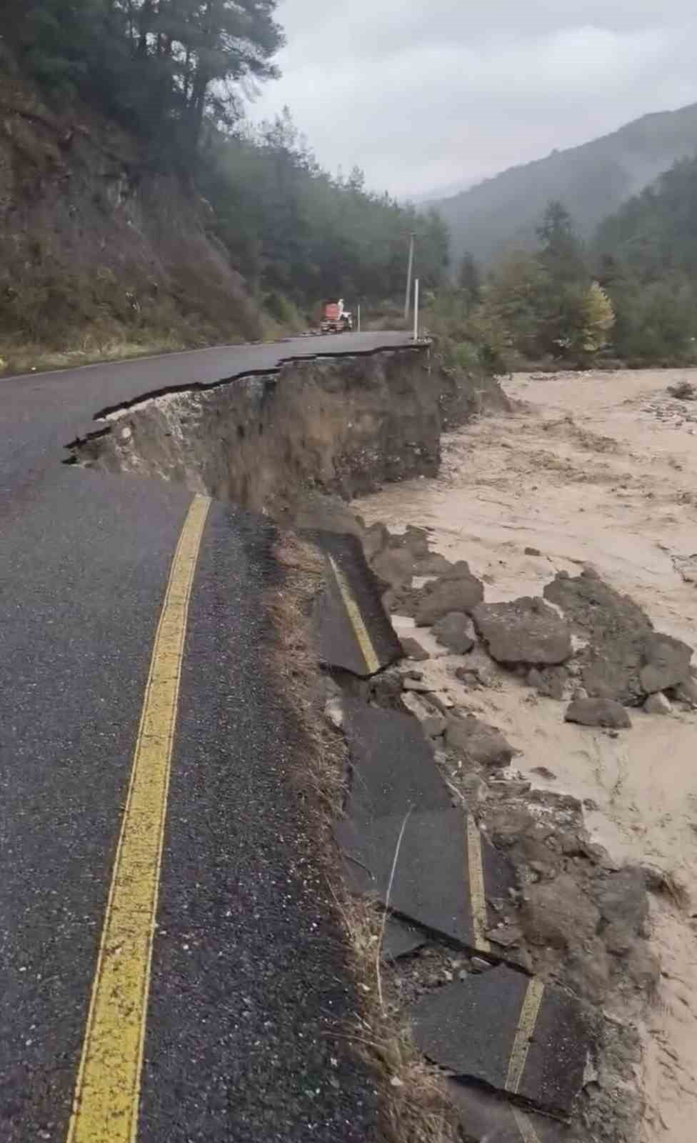 SAKARYA’NIN GEYVE İLÇESİNDE ETKİLİ OLAN KUVVETLİ SAĞANAK SONRASI TAŞMA NOKTASINA GELEN KARAÇAY...