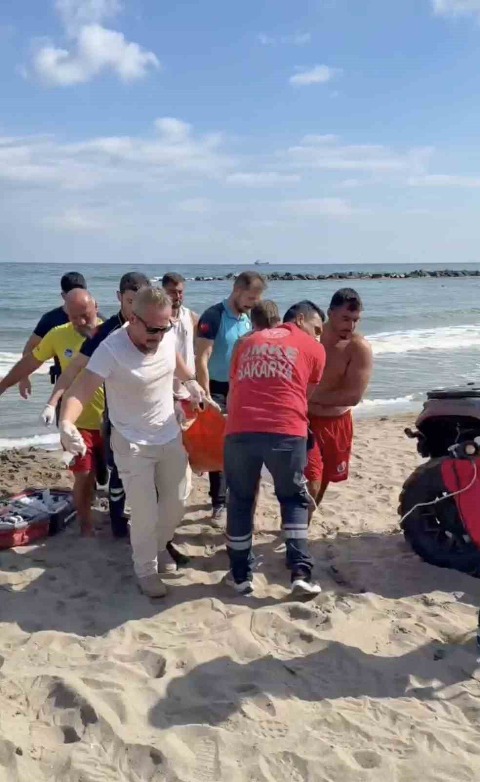 SAKARYA’NIN KARASU İLÇESİNDE DENİZİN ÜZERİNDE HAREKETSİZ HALDE BULUNAN VATANDAŞ, CANKURTARAN...