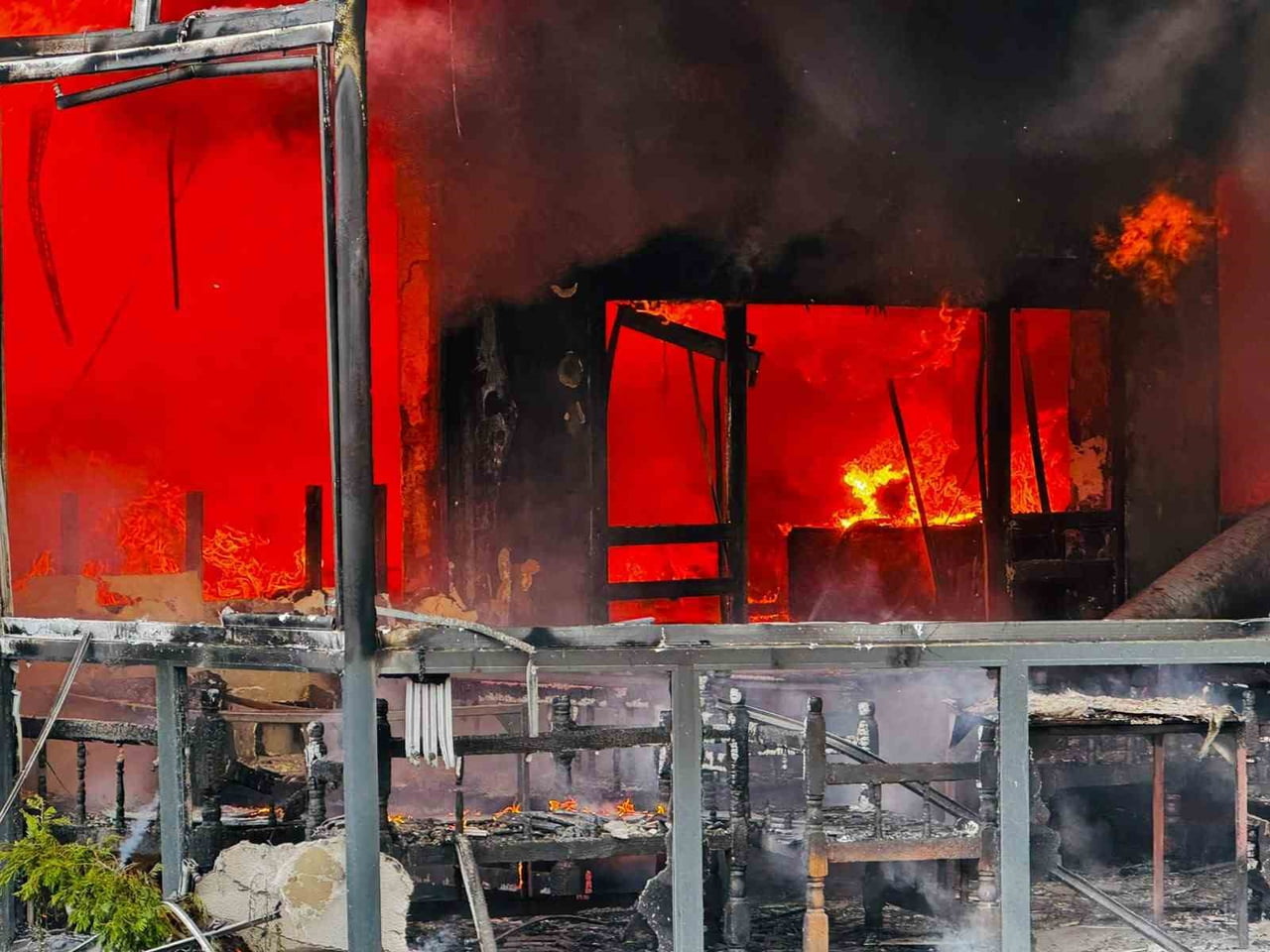SAKARYA’NIN SERDİVAN İLÇESİNDE BİR RESTORAN ALEVLERE TESLİM OLDU. YANGININ KISA SÜREDE BÜYÜMESİ...