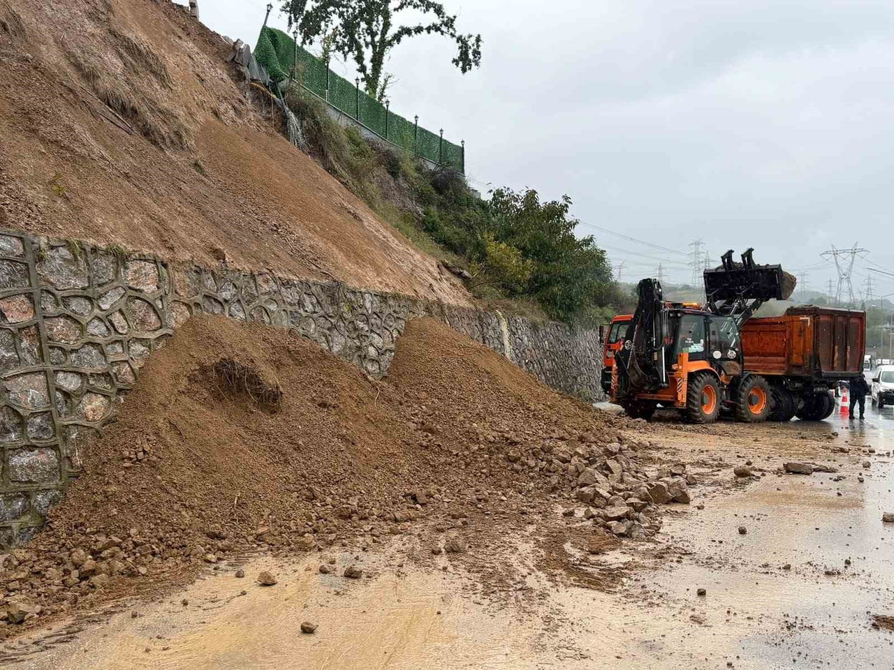 SAKARYA’NIN SERDİVAN İLÇESİNDE D-100 KARA YOLUNDA YAĞIŞ SEBEBİYLE TOPRAK KAYMASI MEYDANA GELDİ....