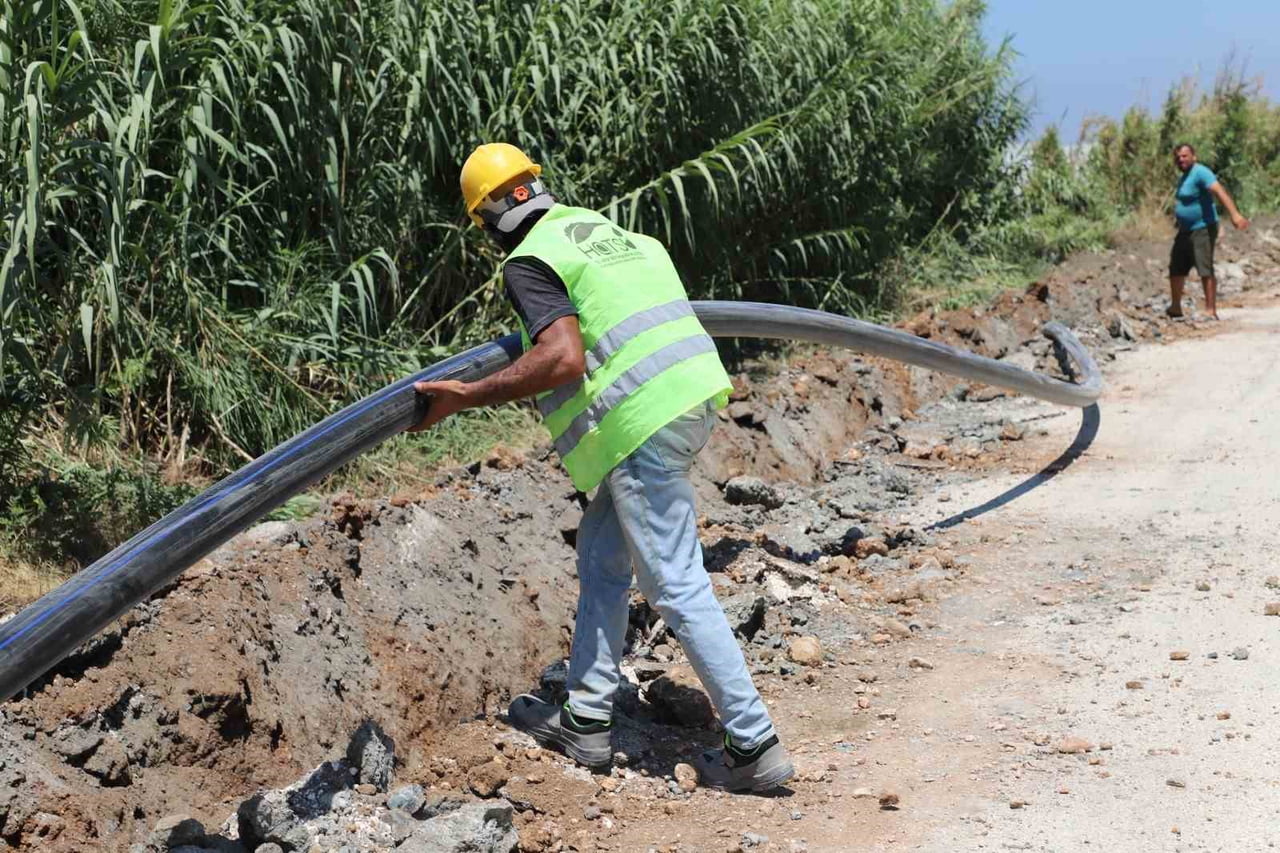 SAMANDAĞ’DA YÜRÜTÜLEN TEKEBAŞI İÇME SUYU PROJESİ KAPSAMINDA DEVAM EDEN ALTYAPI ÇALIŞMALARINDAN...