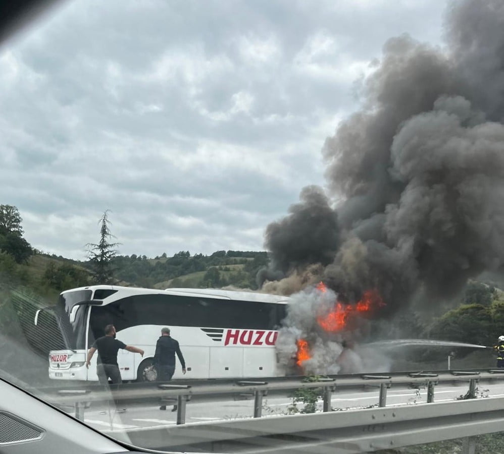 SAMSUN'DA SEYİR HALİNDEKİ YOLCU OTOBÜSÜNDE ÇIKAN YANGINDA YOLCULAR ÖLÜMDEN DÖNDÜ.