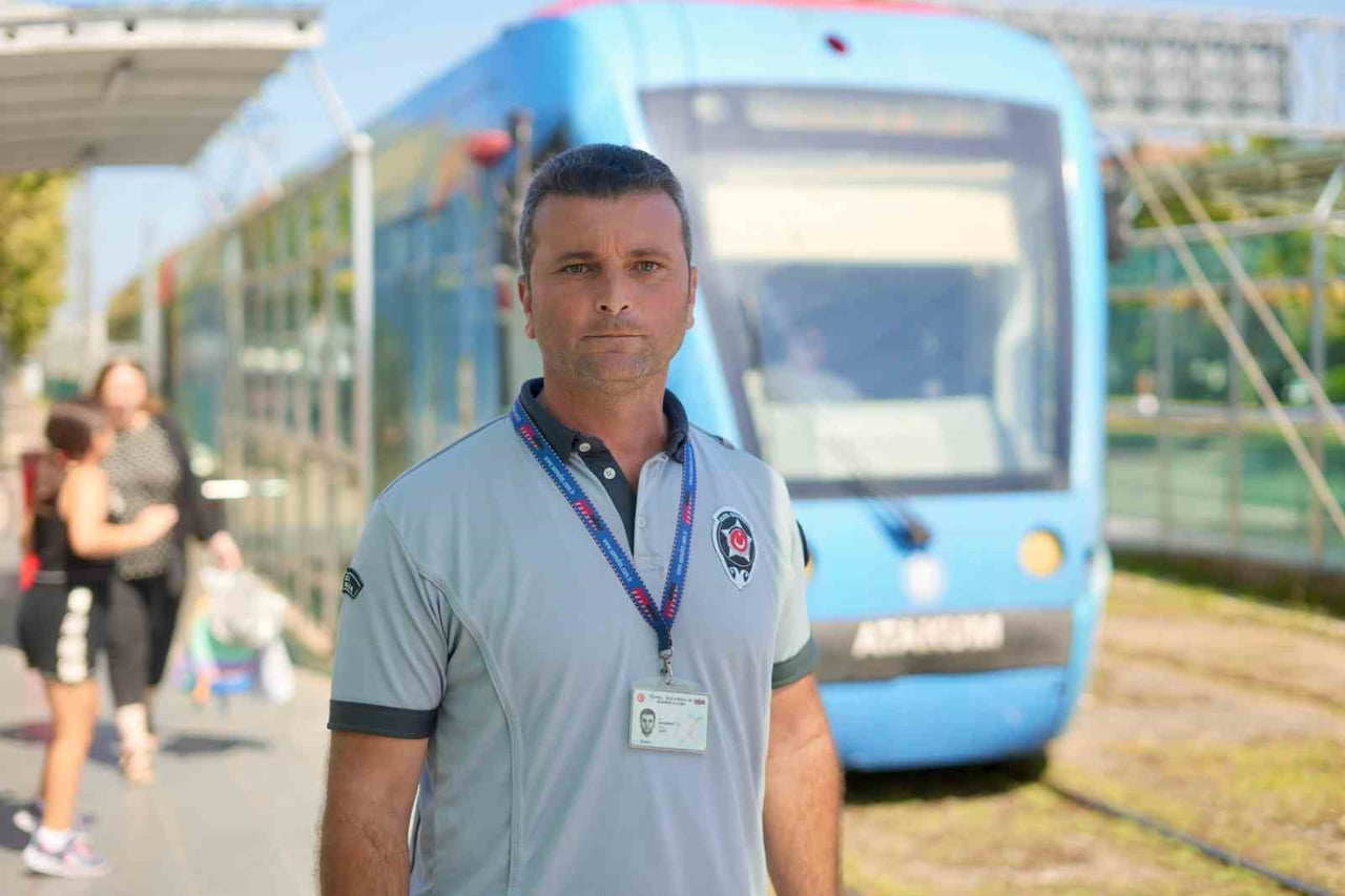 SAMSUN'DA TRAMVAYIN ÖNÜNE DOĞRU KOŞAN 5 YAŞINDAKİ KIZ ÇOCUĞUNU SON ANDA YAKALAYARAK RAYLARDAN...