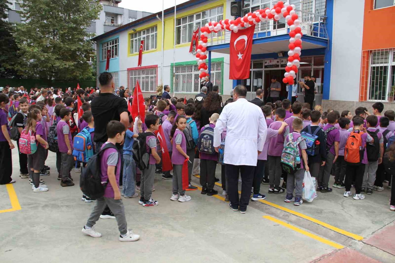 SAMSUN'UN ÇARŞAMBA İLÇESİNDE YENİ EĞİTİM-ÖĞRETİM YILI KAYMAKAM SAĞLAM'IN ZİLİYLE...