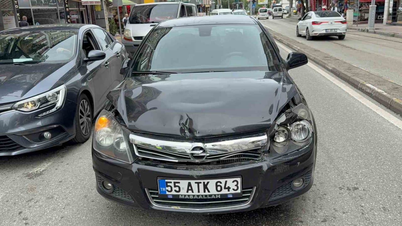 SAMSUN'UN İLKADIM İLÇESİNDE İKİ OTOMOBİLİN ÇARPIŞMASI SONUCU 1 KİŞİ YARALANDI.