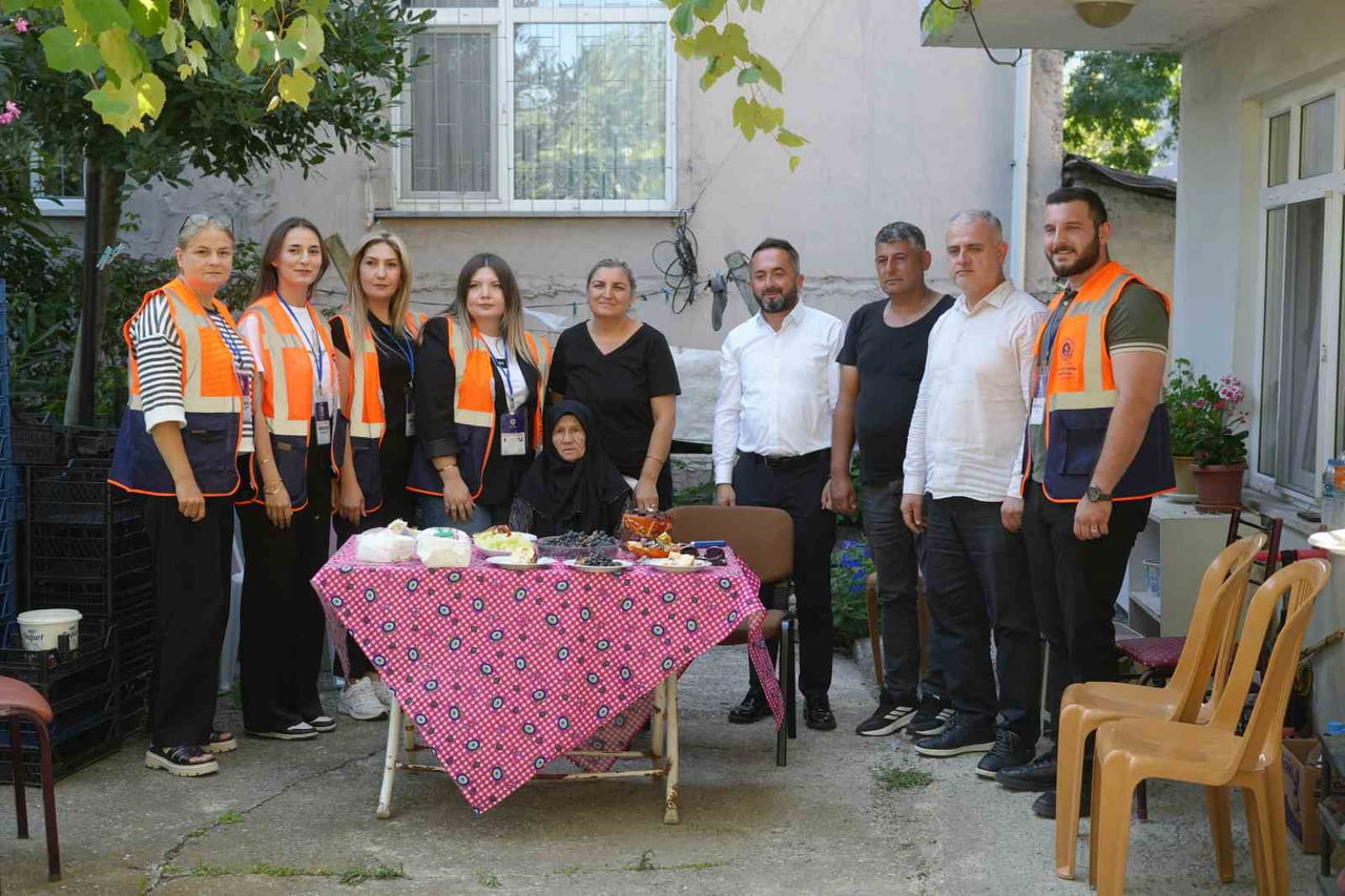 SAMSUN’DA 85 YAŞINA GİREN 5 ÇOCUK ANNESİ EMİNE KURT’A, BÜYÜKŞEHİR BELEDİYESİ EKİPLERİ TARAFINDAN...