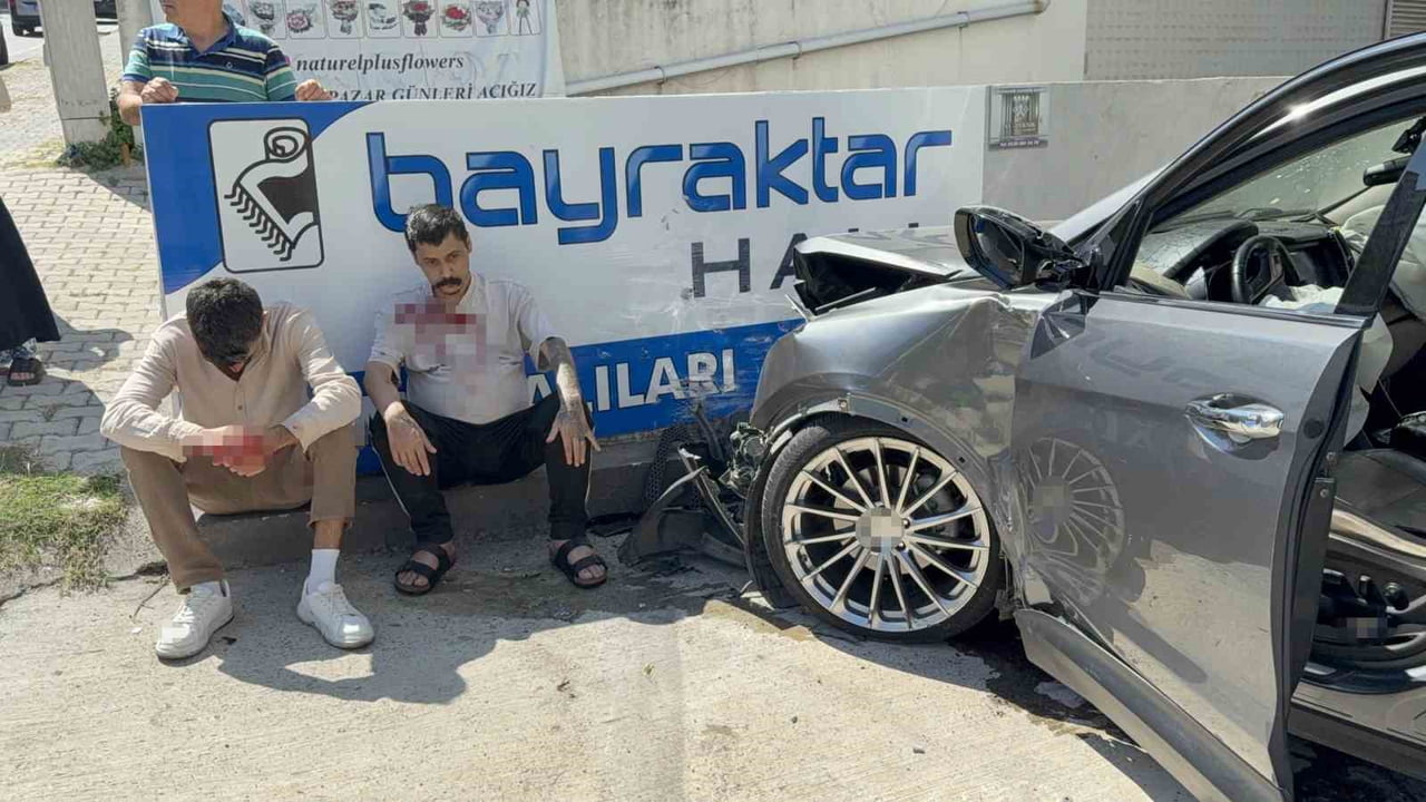 SAMSUN’DA  BİR OTOMOBİLE VE ARDINDAN YOL KENARINDAKİ OTOMOBİLE ÇARPIP  KALDIRIMDAN AŞARAK İŞ...