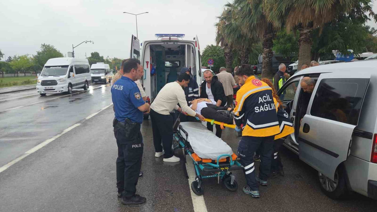 SAMSUN’DA MOTOSİKLETİN YAYAYA ÇARPTIĞI KAZADA, YAYA VE MOTOSİKLET SÜRÜCÜSÜ YARALANARAK HASTANEYE...