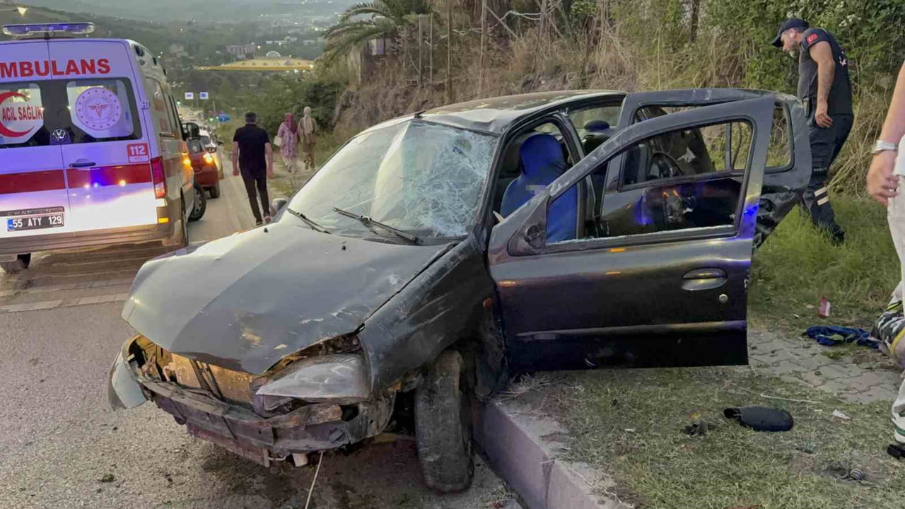 SAMSUN’DA  OTOMOBİLİN YOLDAN ÇIKARAK ÇÖP KONTEYNERİNE ÇARPMASI SONUCU 2 KİŞİ YARALANDI.