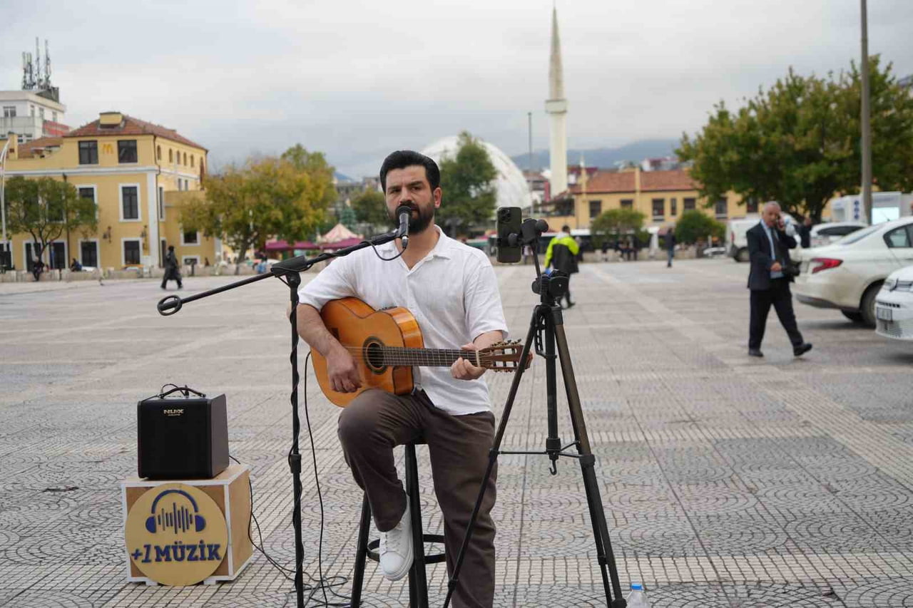 SAMSUN’DA SOKAKLARDA ŞARKI SÖYLEYEREK GEÇİMİNİ SAĞLAYAN MÜZİSYEN SADIK KELEŞ (37), CUMHURİYET...
