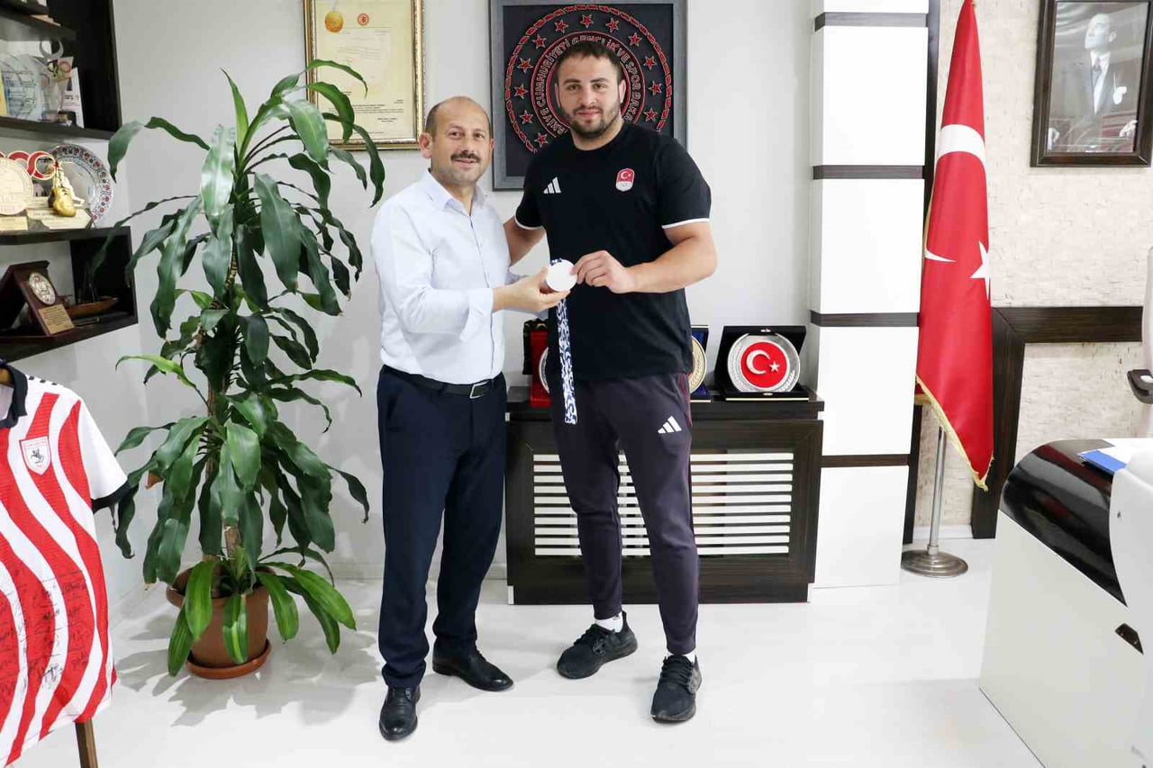 SAMSUN GENÇLİK VE SPOR İL MÜDÜRÜ FEYZULLAH DERECİ, BAŞARILI SPORCUYU MAKAMINDA KABUL EDEREK TEBRİK...