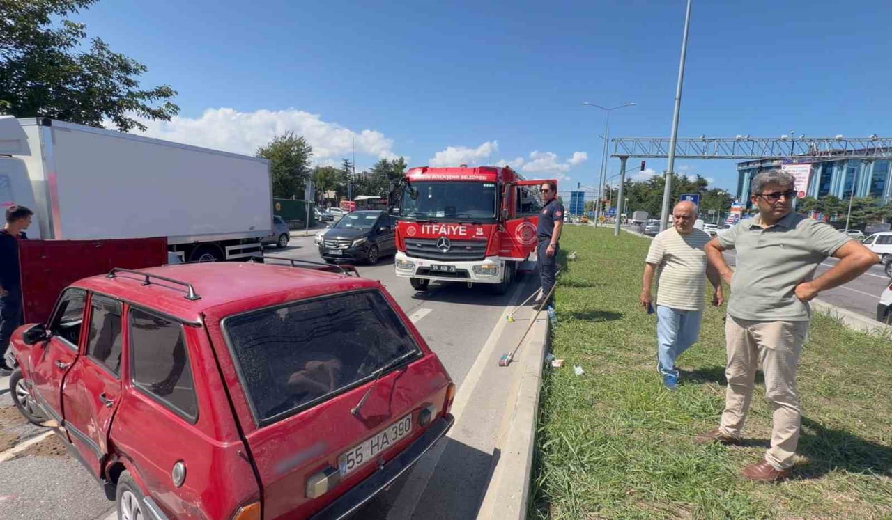 SAMSUN’UN ATAKUM İLÇESİNDE OTOMOBİL VE SUV ARACIN ÇARPIŞMASI SONUCU MEYDANA GELEN TRAFİK KAZASINDA...