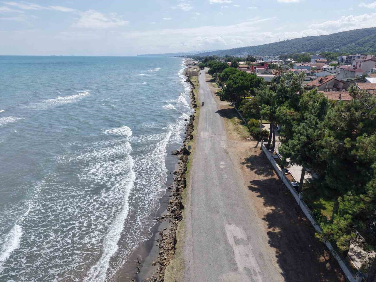 SAMSUN’UN ATAKUM İLÇESİNDE YILLARDIR DEVAM EDEN KIYI EROZYONU, SAHİL HATTINDAKİ YAPI VE ULAŞIM...