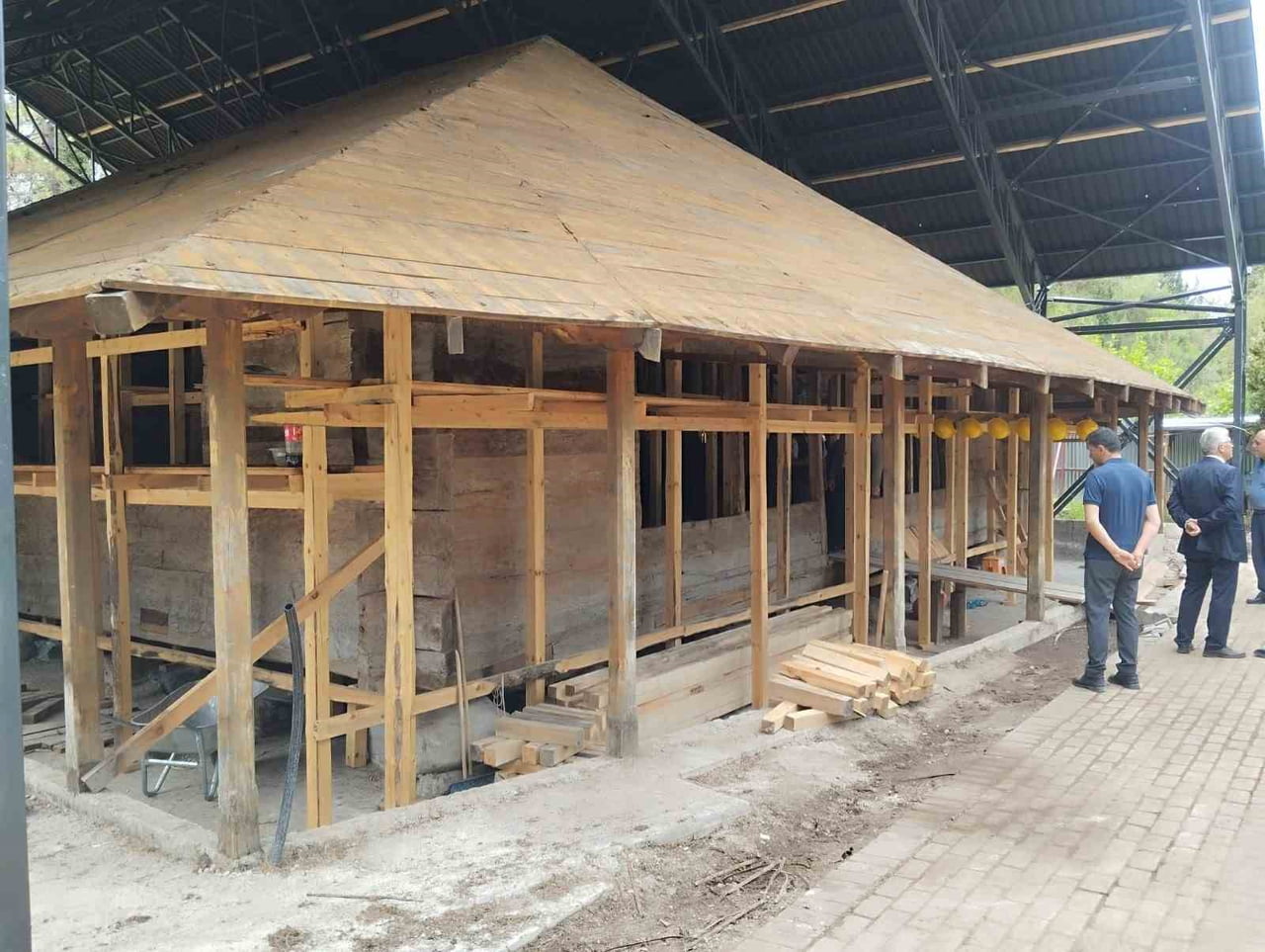 SAMSUN’UN ÇARŞAMBA İLÇESİNDE BULUNAN YAKLAŞIK 850 YILLIK GÖĞCELİ ÇİVİSİZ CAMİİ’NDE, YAPININ ÖZGÜN...