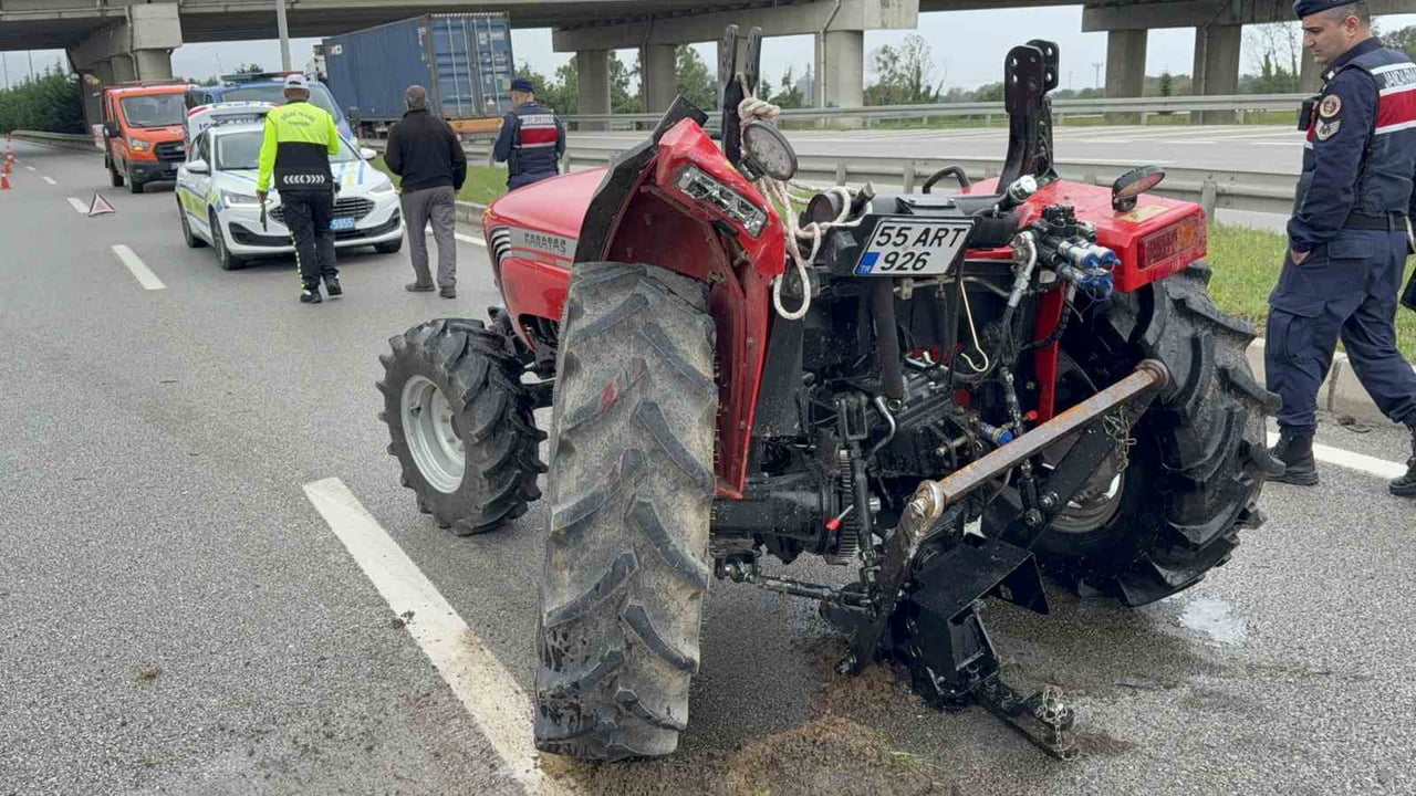 SAMSUN’UN ÇARŞAMBA İLÇESİNDE KAMYONETİN TRAKTÖRE ARKADAN ÇARPMASI SONUCU MEYDANA GELEN TRAFİK...
