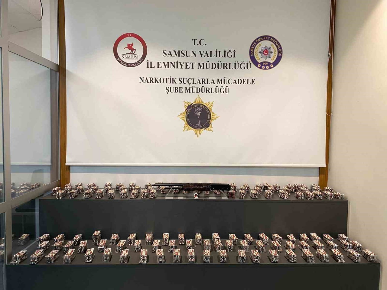 SAMSUN’UN İLKADIM İLÇESİNDE BİR İKAMETTE YAPILAN ARAMADA 13 BİN 48 SENTETİK ECZA HAP, RUHSATSIZ...