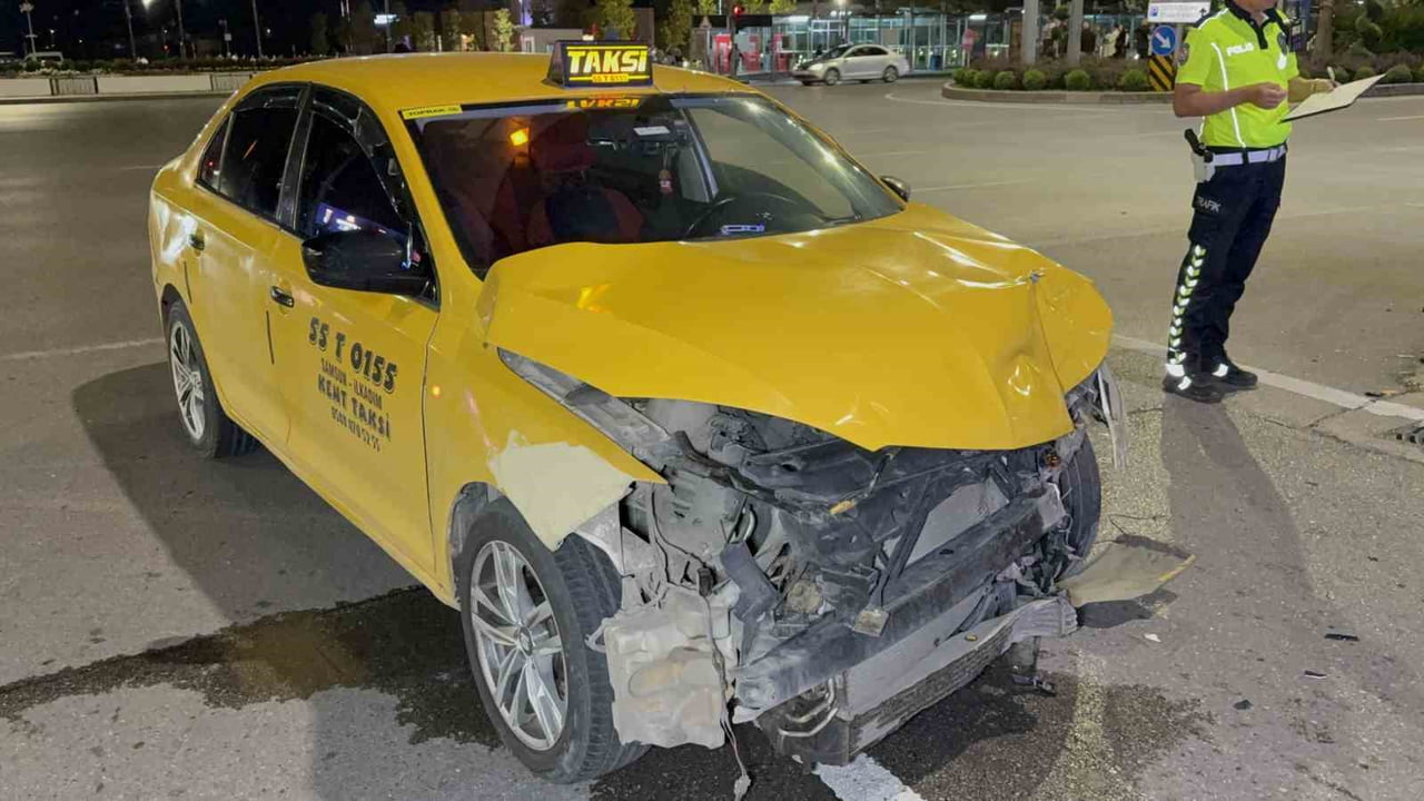 SAMSUN’UN İLKADIM İLÇESİNDE İKİ TAKSİNİN ÇARPIŞMASI SONUCU MEYDANA GELEN KAZADA 2 SÜRÜCÜ...