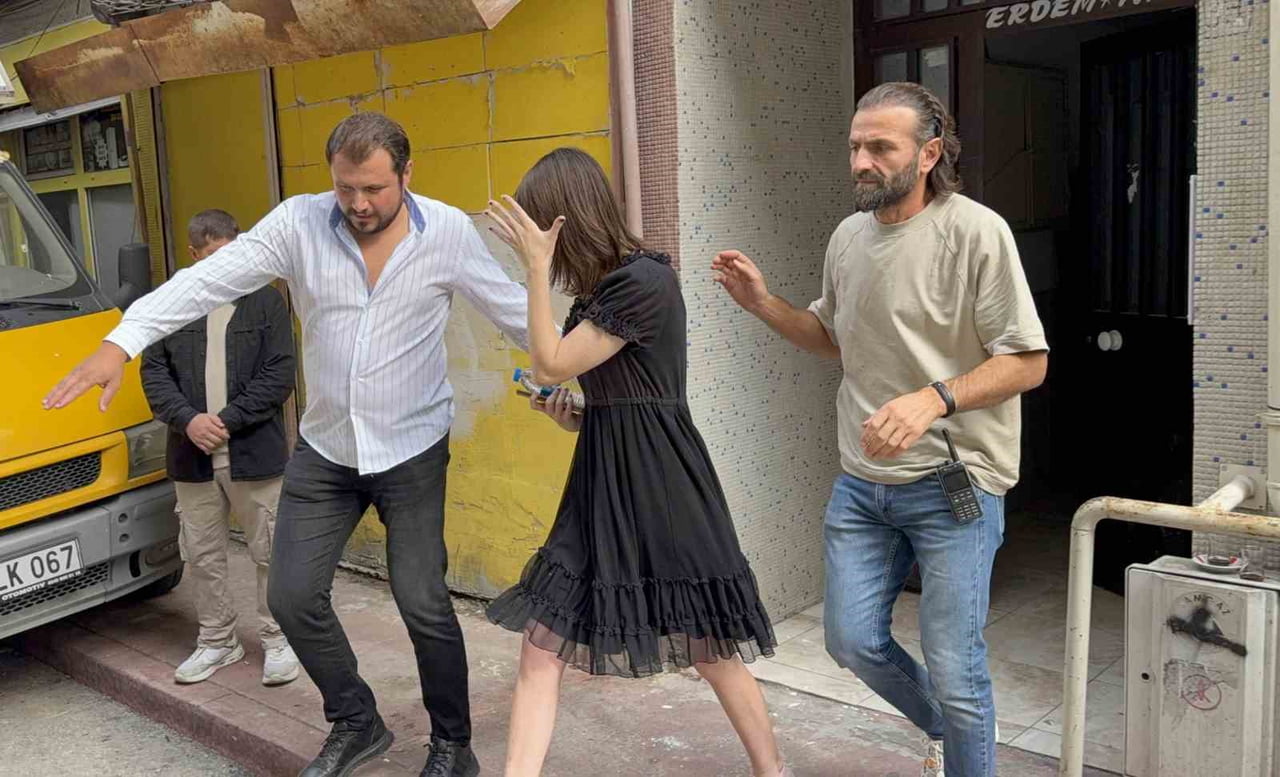 SAMSUN’UN İLKADIM İLÇESİNDE İNTİHAR AMACIYLA ÇATIYA ÇIKAN 22 YAŞINDAKİ ABD VATANDAŞI SERİLLA...