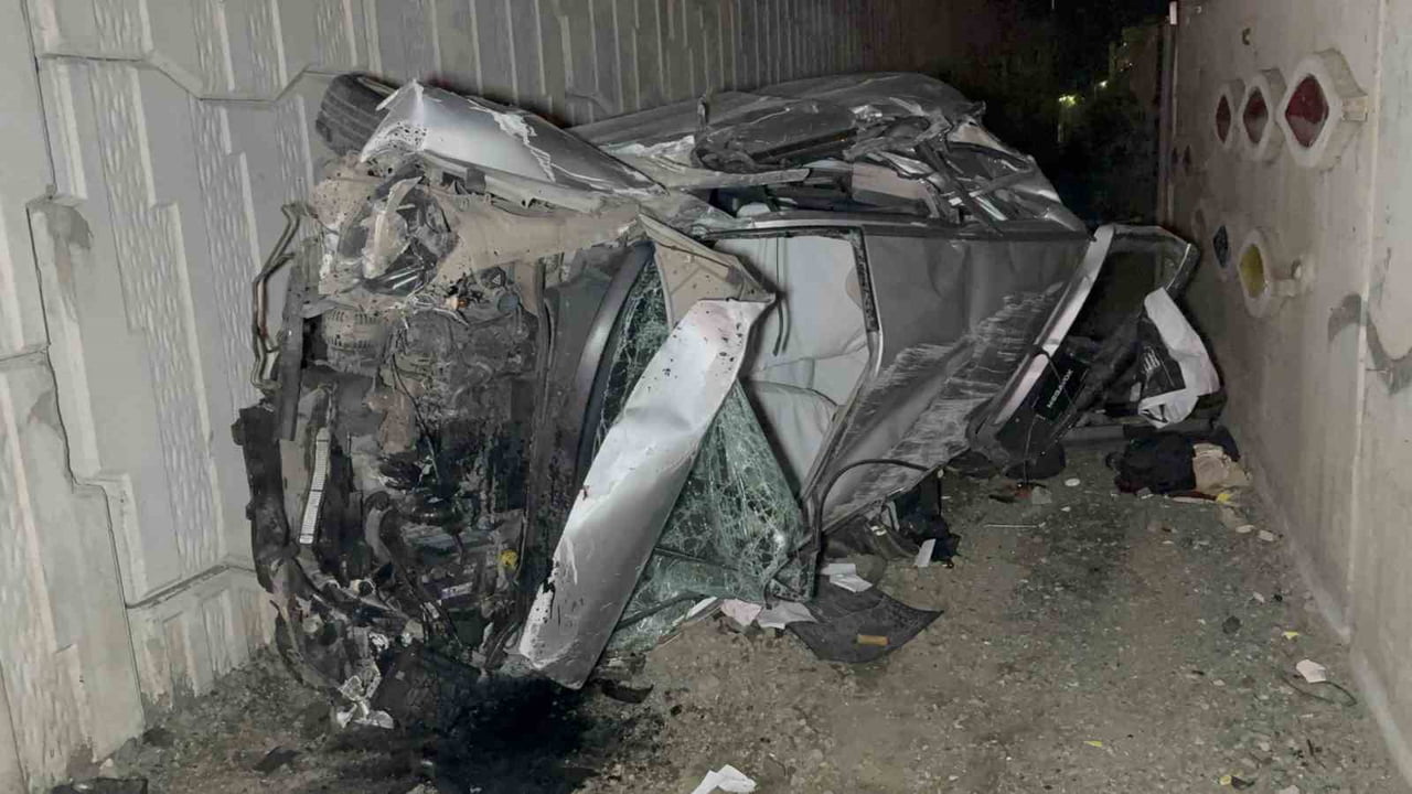 SAMSUN’UN İLKADIM İLÇESİNDE OTOMOBİLİN KAMYONETE ÇARPIP TAKLA ATARAK HURDAYA DÖNDÜĞÜ KAZADA ...