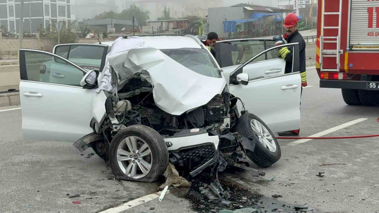 SAMSUN’UN KAVAK İLÇESİNDE OTOMOBİLİN TRAFİK YÖN TABELASININ DİREĞİNE ÇARPMASI SONUCU MEYDANA GELEN...