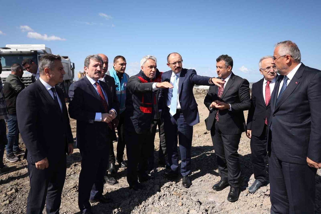 SAMSUN VALİSİ ORHAN TAVLI VE PROTOKOL ÜYELERİ, ULAŞTIRMA VE ALTYAPI BAKANLIĞI TARAFINDAN 1 MİLYAR...