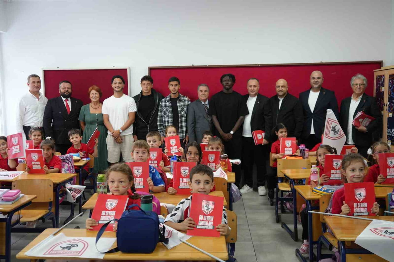 SAMSUNSPOR'DA FUTBOLCULAR VE YÖNETİCİLER, İLKOKUL ÇOCUKLARINA DEFTER DAĞITTI.
