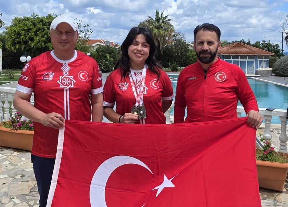 SAMSUNSPOR ÇİM TOPU TAKIMI SPORCUSU MELEK ÜNLÜ, 18-26 EYLÜL TARİHLERİ ARASINDA İNGİLTERE GALLER'DE...