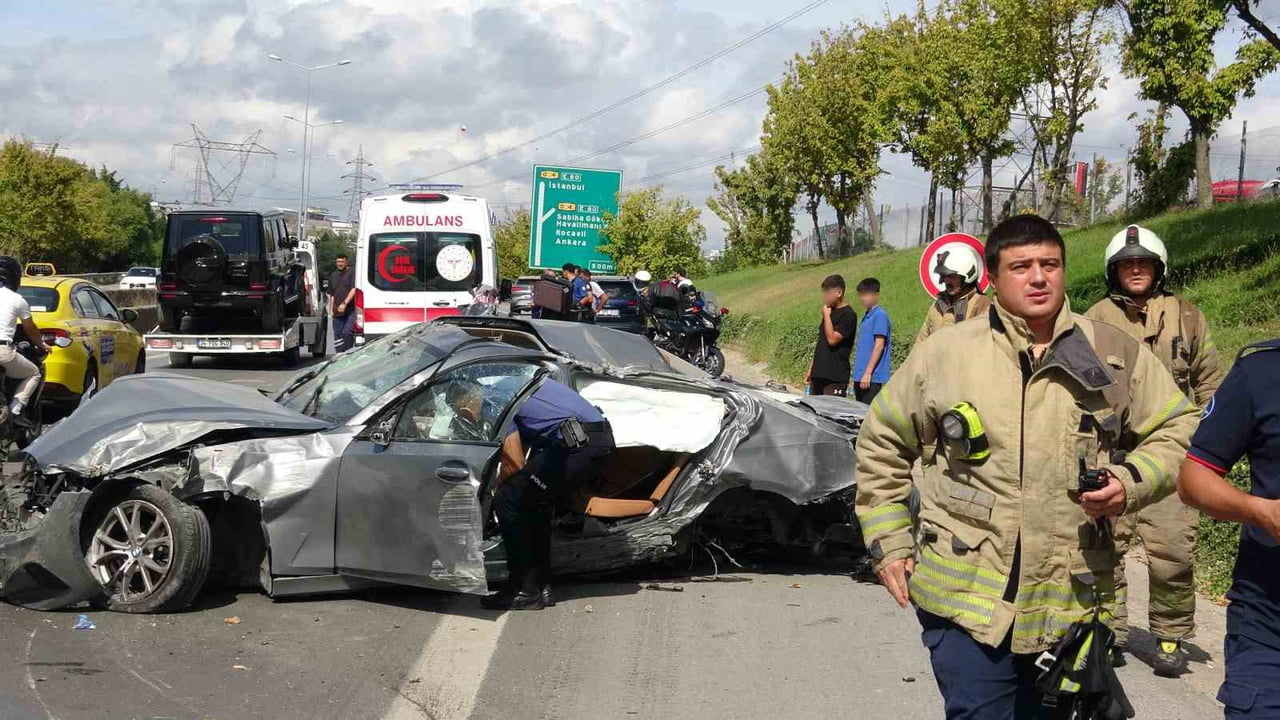 SANCAKTEPE TEM BAĞLANTI YOLUNDA FİAT DOBLO’YA ARKADAN ÇARPAN BMW MARKA OTOMOBİL BARİYERLERE...