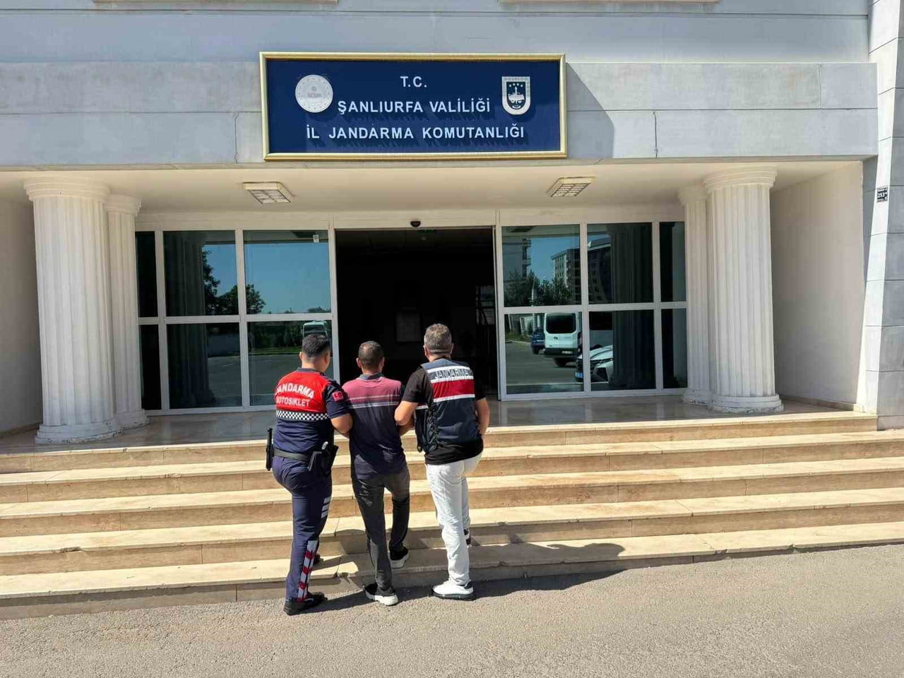 ŞANLIURFA'DA 7 YIL 6 AY KESİNLEŞMİŞ HAPİS CEZASI BULUNAN HÜKÜMLÜ YAKALANDI