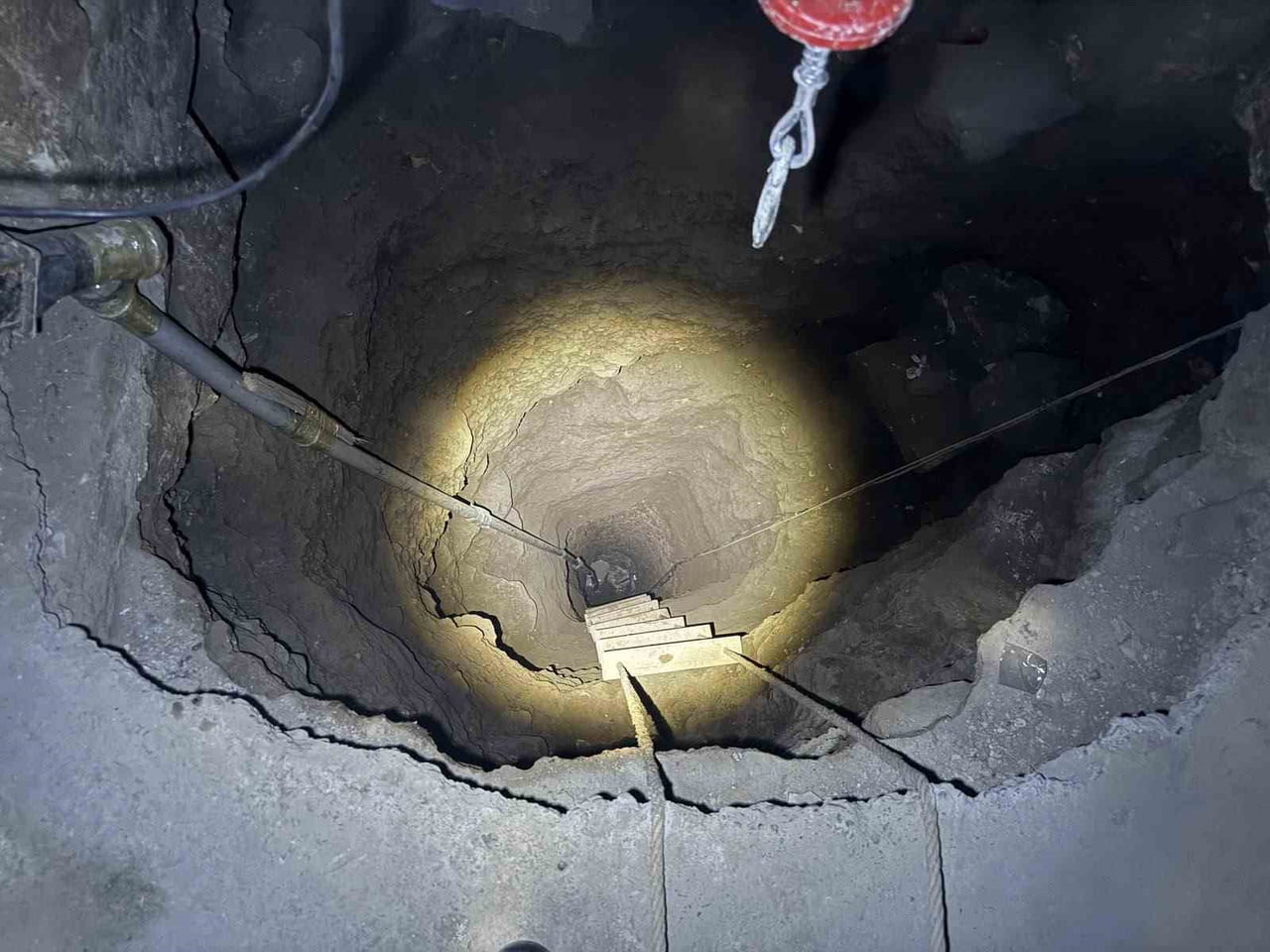 ŞANLIURFA'DA DEFİNE UMUDUYLA EVİN İÇİNDE 25 METRELİK KAÇAK KAZI