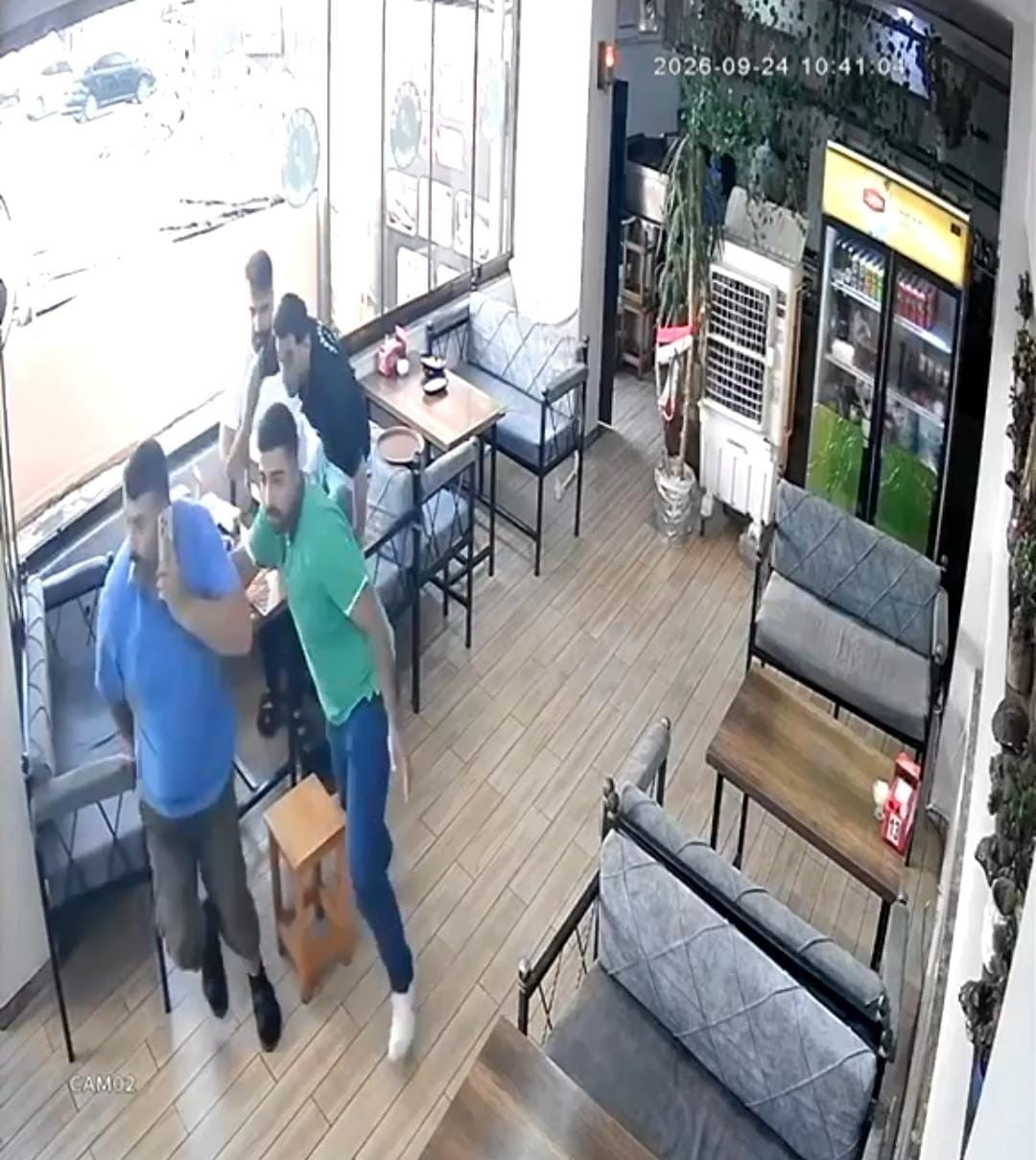 ŞANLIURFA'DA DEPREME LOKANTADA YAKALANAN BİR VATANDAŞIN TERLİKSİZ ÇORABIYLA DIŞARI KAÇTIĞI ANLAR...