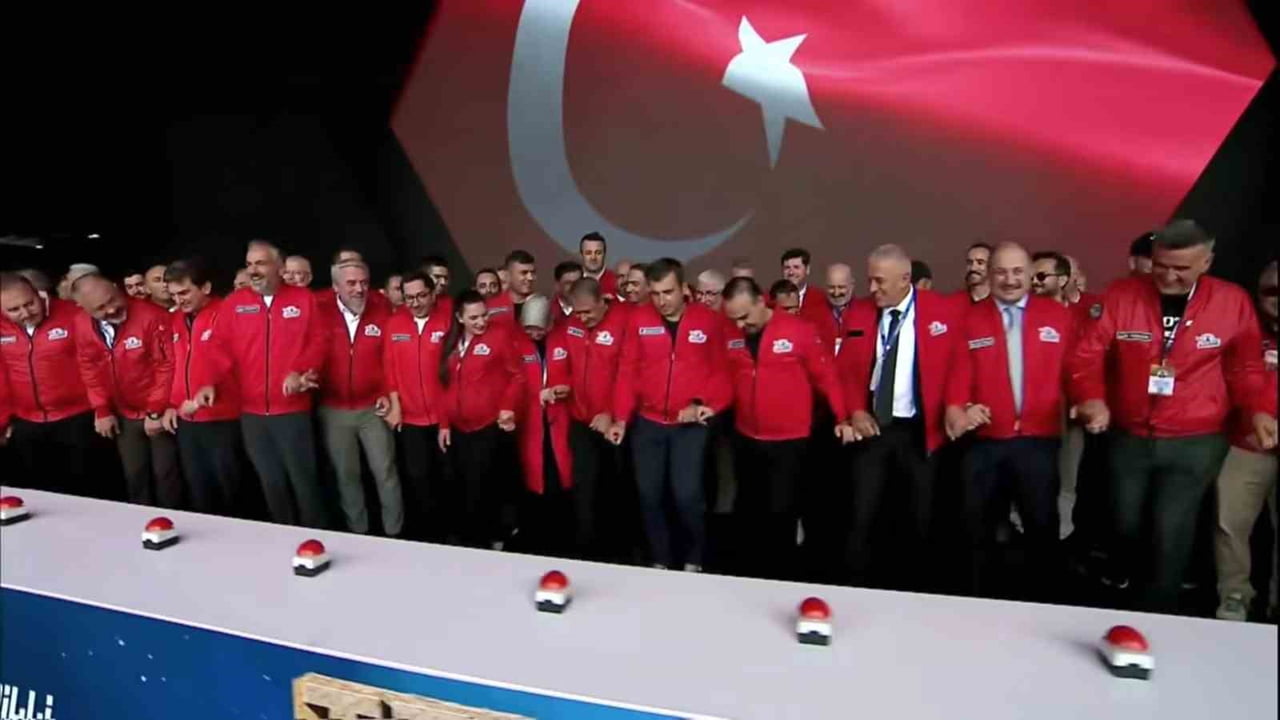 ŞANLIURFA'DA GERÇEKLEŞTİRİLEN TEKNOFEST GÜNEYDOĞU'DA ARALARINDA T3 VAKFI MÜTEVELLİ HEYETİ BAŞKANI...