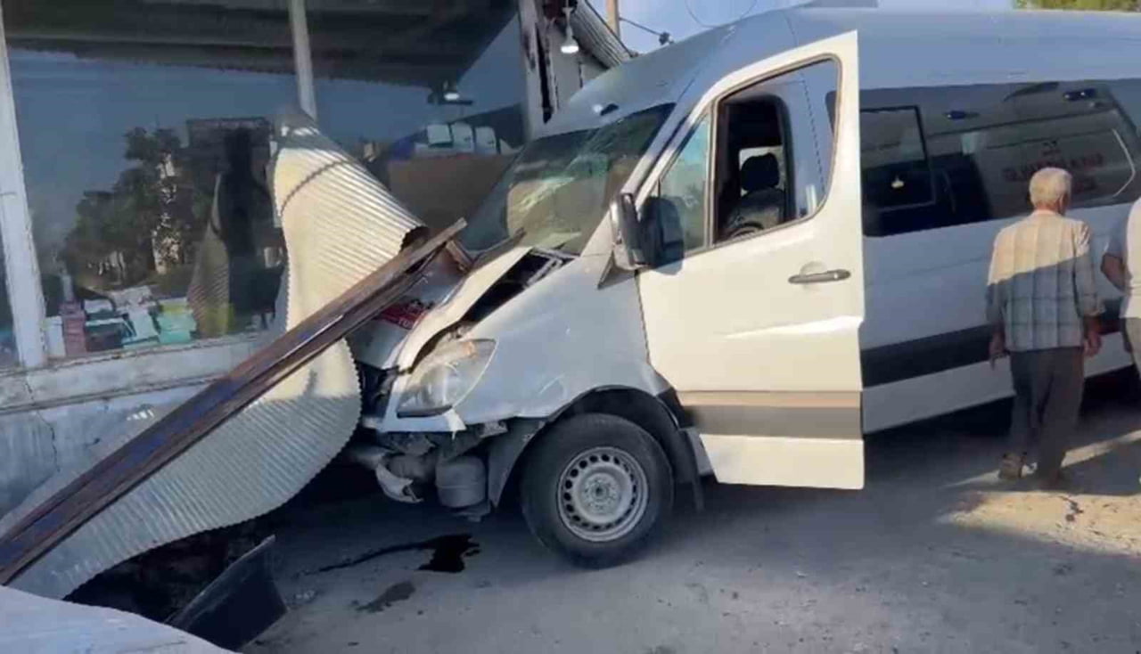 ŞANLIURFA'DA İŞÇİ SERVİSİ KONTROLDEN ÇIKARAK DÜKKANA DALDI. KAZADA 10 KİŞİ YARALANDI.