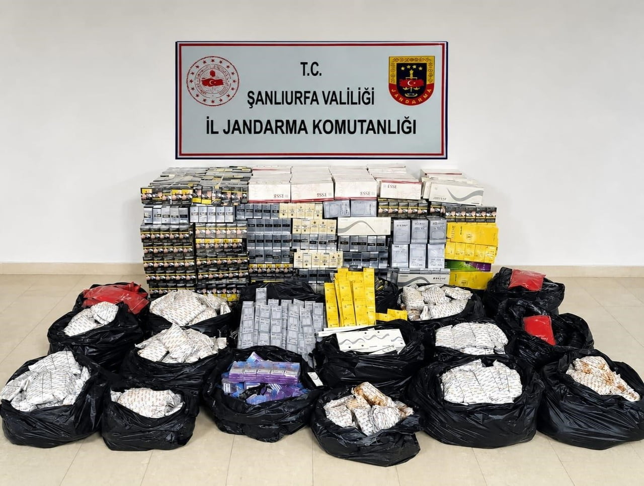 ŞANLIURFA'DA KAÇAK SİGARA VE TÜTÜN ELE GEÇİRİLDİ