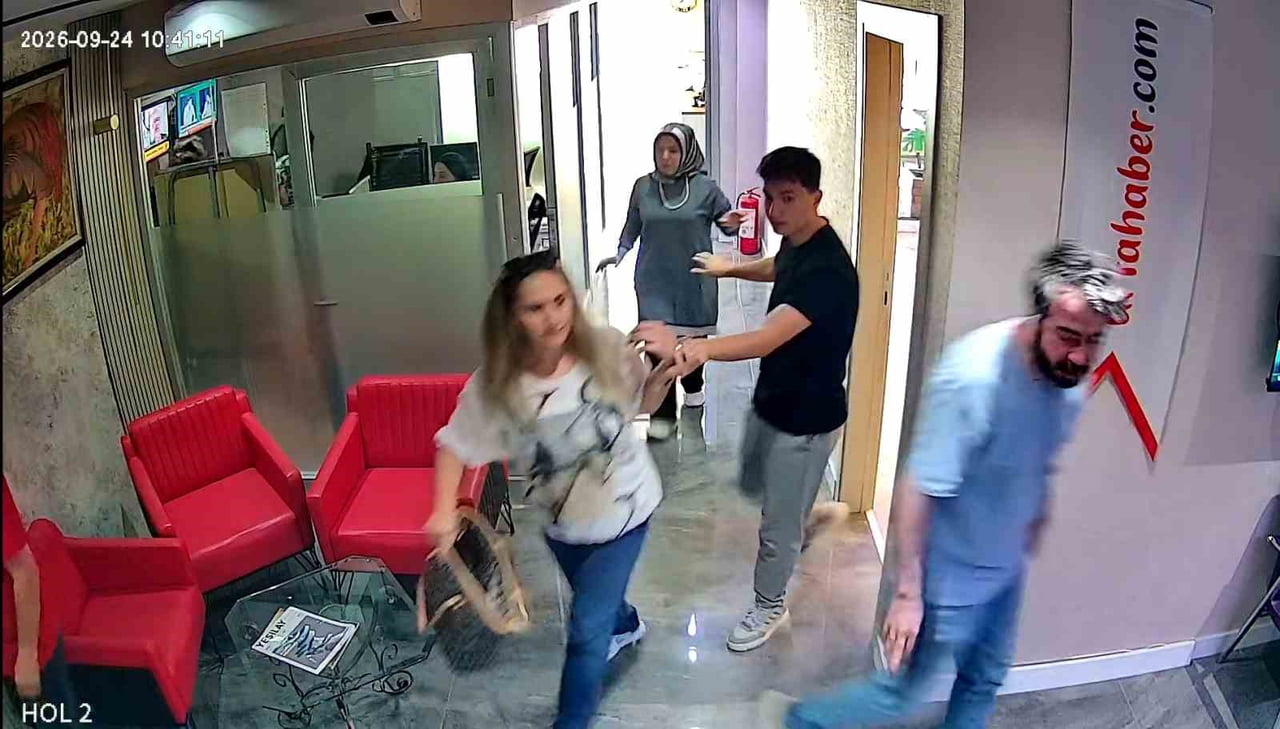 ŞANLIURFA'DA MEYDANA GELEN 5.4 BÜYÜKLÜĞÜNDEKİ DEPREME ÇALIŞIRKEN YAKALANAN YEREL TELEVİZYON...