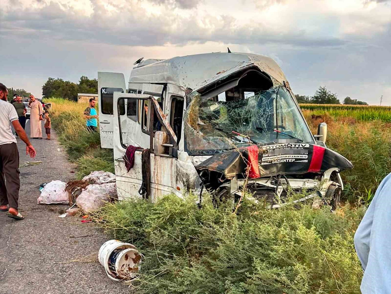 ŞANLIURFA'DA TARIM İŞÇİLERİNİN TAŞIYAN SERVİS TAHLİYE KANALINA DEVRİLDİ: 15 YARALI