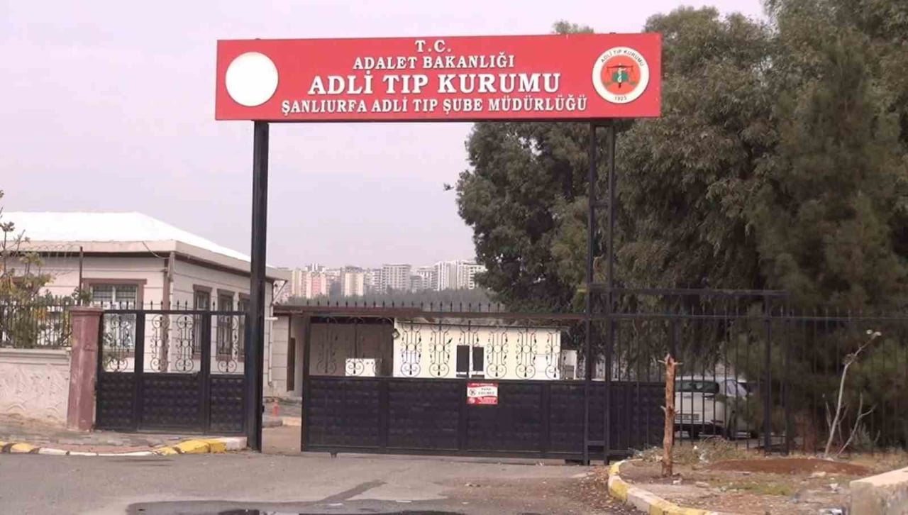 ŞANLIURFA'NIN HALİLİYE İLÇESİNDE LASTİĞİ PATLAYAN TIRIN BAŞKA BİR TIRA ARKADAN ÇARPMASI SONUCU...