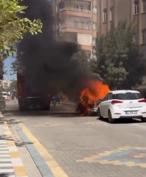 ŞANLIURFA'NIN KARAKÖPRÜ İLÇESİNDE PARK HALİNDEKİ OTOMOBİL, ÇIKAN YANGINDA KULLANILAMAZ HALE...