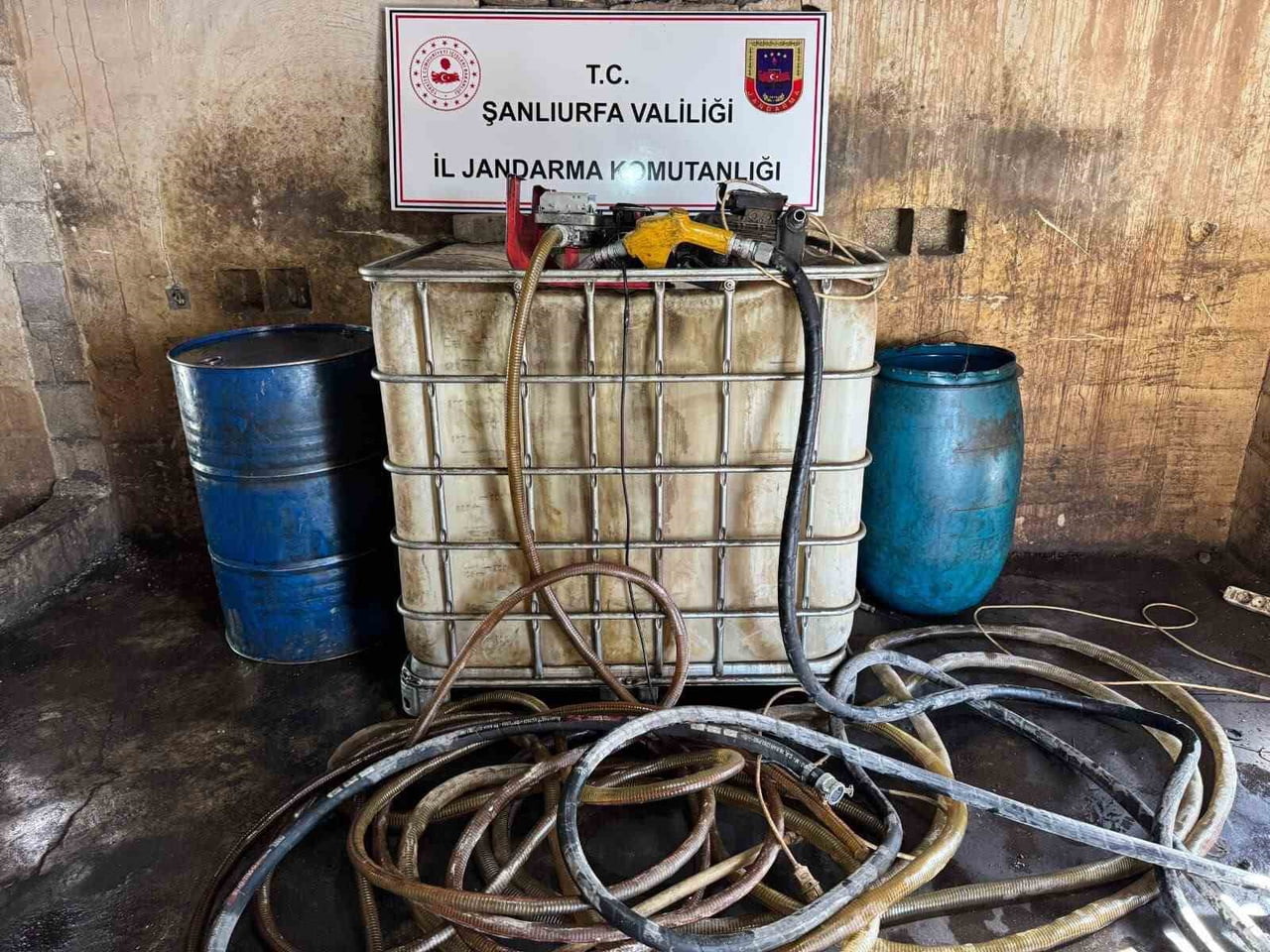ŞANLIURFA'NIN VİRANŞEHİR İLÇESİNDE JANDARMA EKİPLERİNCE DÜZENLENEN OPERASYONDA BİN 250 LİTRE KAÇAK...